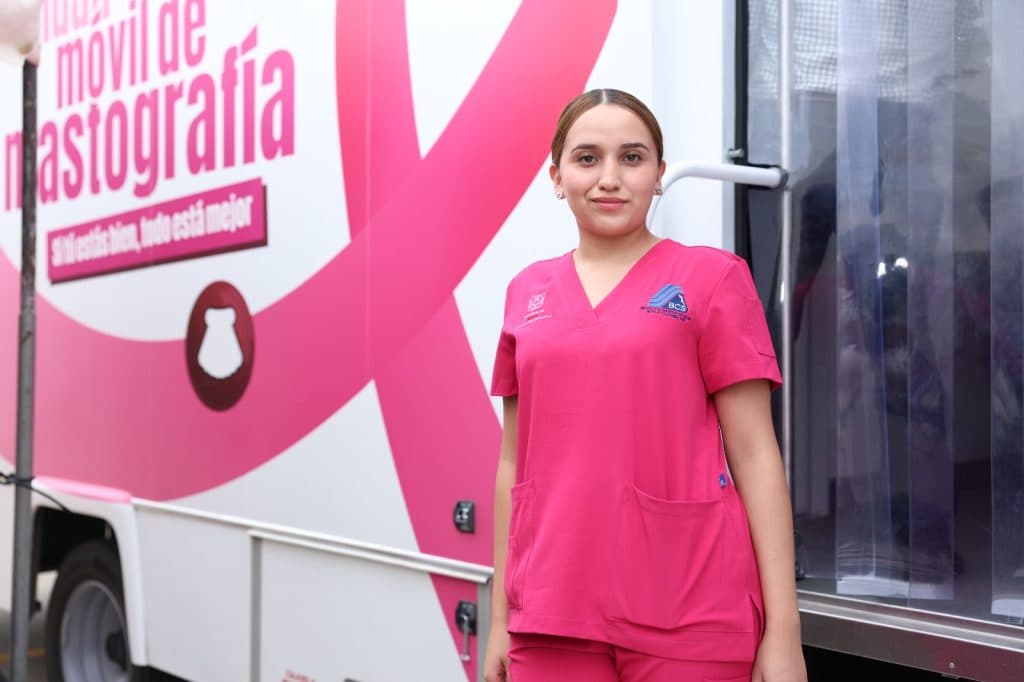 Personal de salud junto a una unidad móvil de mastografía durante la presentación de servicios en Los Cabos