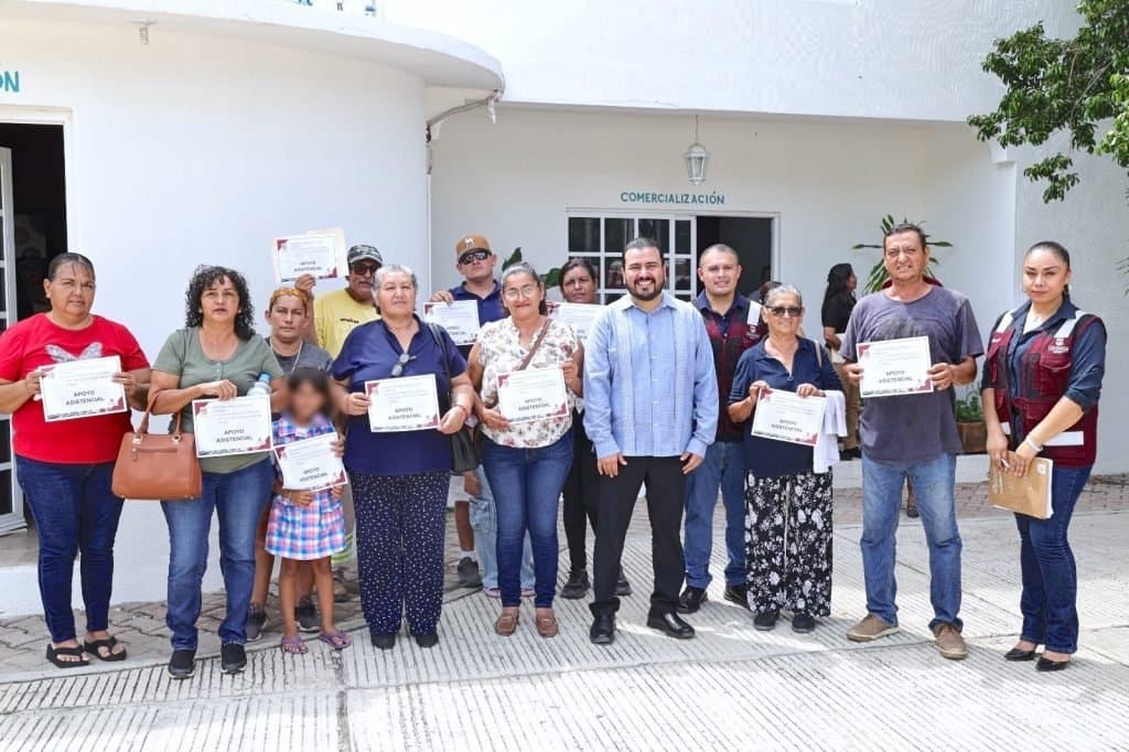 José Manuel Larumbe Pineda con habitantes de Santiago en una entrega colectiva de apoyos asistenciales